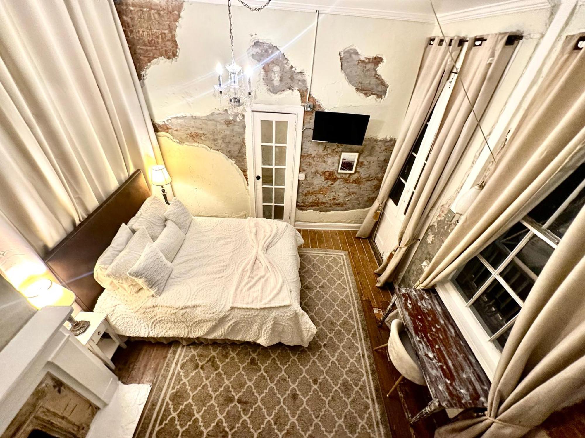 Fleur De Lis Mansion Bed and breakfast 4*