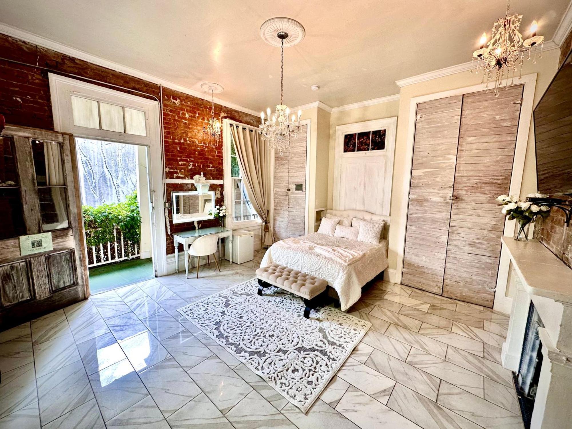 Fleur De Lis Mansion Bed and breakfast 4*